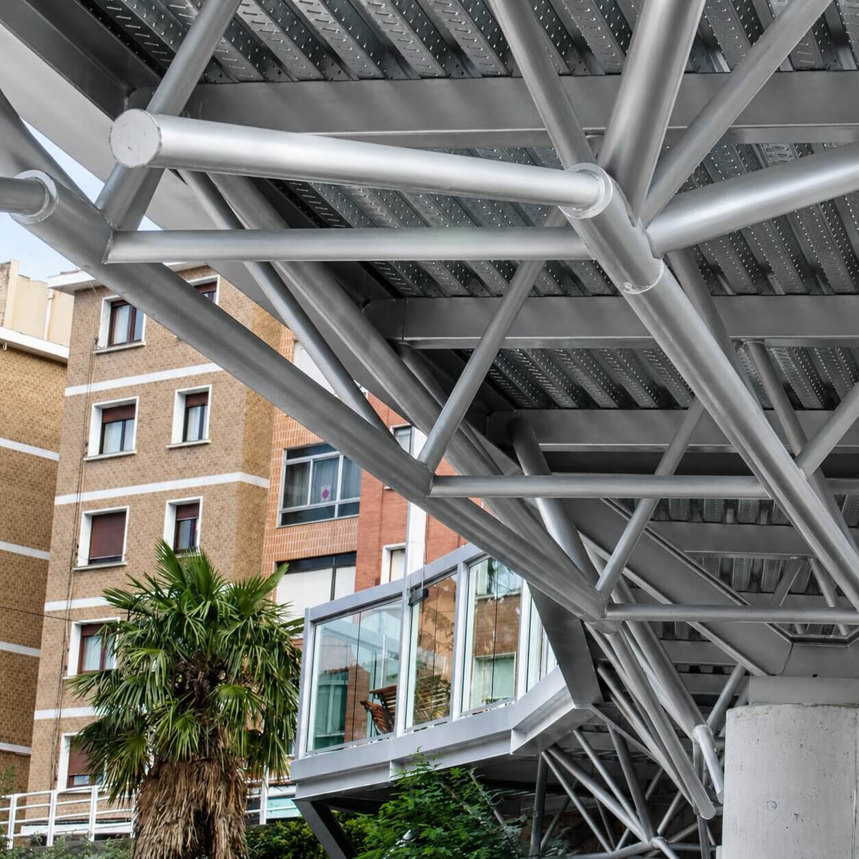 Instalación de pasarela metálica para obra civil - DTCOM